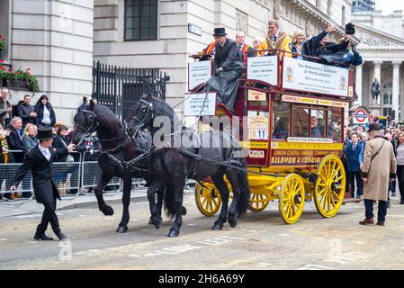 The Worshipful Company of Wheelwrights Carriage al Lord Mayor's Show, Parade, processione passando lungo Poultry, vicino Mansion House, Londra, Regno Unito Foto Stock