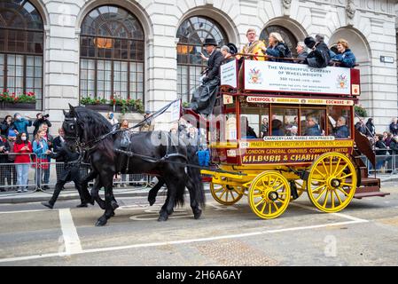 The Worshipful Company of Wheelwrights Carriage al Lord Mayor's Show, Parade, processione passando lungo Poultry, vicino Mansion House, Londra, Regno Unito Foto Stock