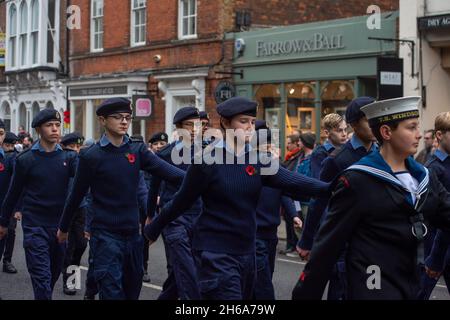 Windsor, Berkshire, Regno Unito. 14 novembre 2021. Questa mattina c'è stata un'enorme affluenza per il servizio della domenica della memoria al War Memorial, la chiesa parrocchiale di Windsor. Le preghiere sono state guidate da Revd Canon Sally Lodge e scritture lette dal Sindaco del Borough reale di Windsor e Maidenhead, Consigliere John Story. Il MP di Windsor Adam Afriyie era presente anche insieme ai Consiglieri RBWM, rappresentanti di numerose organizzazioni locali e associazioni di beneficenza. Credit: Maureen McLean/Alamy Foto Stock