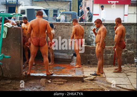 India, Maharashtra, Kolhapur, Motibag Thalim, nome della scuola di wresling, Kushti tradizionale, pratica da più di 3000 anni, ragazzi giovani lasciano un Foto Stock