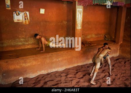 India, Maharashtra, Kolhapur, Motibag Thalim, nome della scuola di wresling, Kushti tradizionale, pratica da più di 3000 anni, ragazzi giovani lasciano un Foto Stock