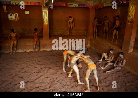 India, Maharashtra, Kolhapur, Motibag Thalim, nome della scuola di wresling, Kushti tradizionale, pratica da più di 3000 anni, ragazzi giovani lasciano un Foto Stock