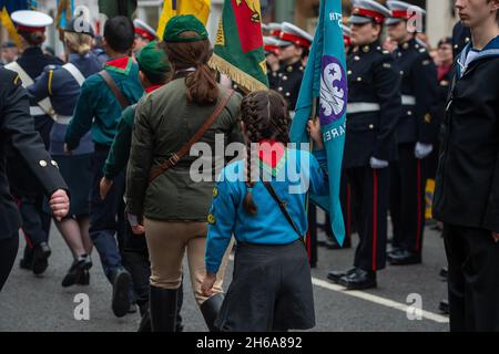 Windsor, Berkshire, Regno Unito. 14 novembre 2021. Questa mattina c'è stata un'enorme affluenza per il servizio della domenica della memoria al War Memorial, la chiesa parrocchiale di Windsor. Le preghiere sono state guidate da Revd Canon Sally Lodge e scritture lette dal Sindaco del Borough reale di Windsor e Maidenhead, Consigliere John Story. Il MP di Windsor Adam Afriyie era presente anche insieme ai Consiglieri RBWM, rappresentanti di numerose organizzazioni locali e associazioni di beneficenza. Credit: Maureen McLean/Alamy Foto Stock