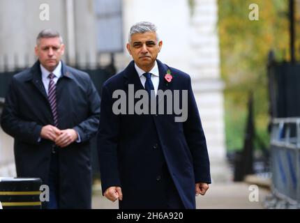 Londra, Inghilterra, Regno Unito. 14 novembre 2021. Il sindaco di Londra SADIQ KHAN arriva a Downing Street prima della cerimonia domenicale della memoria a Whitehall. (Credit Image: © Tayfun Salci/ZUMA Press Wire) Foto Stock