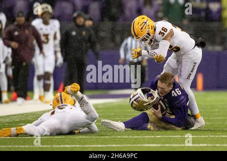 Arizona state Sun Devils difensive back Alijah Gammage (36) colpisce Washington Huskies Punter Race Porter (46) durante il terzo trimestre di un coll NCAA Foto Stock