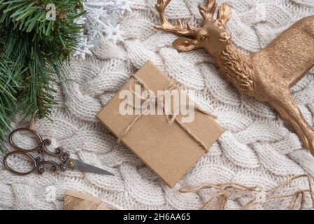 mockup regalo di nuovo anno. Confezione regalo artigianale . Spazio di copia. Foto di alta qualità. Foto con luce naturale Foto Stock