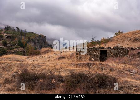 Casa tipica sulle cime della Sierra Nevada a Granada, fatta con pietre e argilla, per conservare il bestiame. Foto Stock