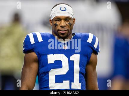 Indianapolis, Indiana, Stati Uniti. 14 novembre 2021. Indianapolis Colts running back Nyheim Hines (21) durante il pre-partita di NFL gioco di calcio tra i Jacksonville Jaguars e gli Indianapolis Colts al Lucas Oil Stadium di Indianapolis, Indiana. John Mersies/CSM/Alamy Live News Foto Stock