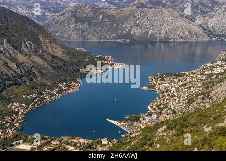 Blick auf Kotor, Dobrota und die Bucht von Kotor, Montenegro, Europa | Vista di Kotor, Dobrota e della Baia di Kotor, Montenegro, Europa Foto Stock