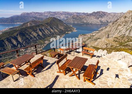 Aussichtsplattform des Restaurant Horizont mit Blick über die Bucht von Kotor, Montenegro, Europa | Horizont Restaurant piattaforma di osservazione in alto sopra t Foto Stock