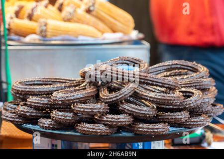 bagel al cioccolato fatti a mano in fiera Foto Stock