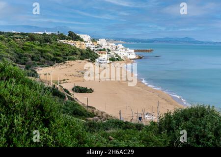 La spiaggia principale di Marinella di Selinunte in Sicilia, Italia, vista qui dall'Acropoli. Foto Stock