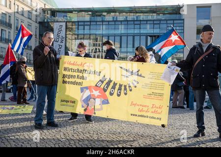 Berlino, Germania. 13 Nov 2021. La gente si riunisce per la protesta delle "mani fuori Cuba" a Berlino, in Germania, contro il blocco economico e chiedendo la chiusura della base militare americana di Guantánamo nell'isola il 13 novembre 2021. (Foto di Michael Kuenne/PRESSCOV/Sipa USA) Credit: Sipa USA/Alamy Live News Foto Stock