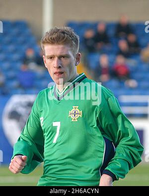 27 aprile 2004 Steven Davis Irlanda del Nord gioca per l'Irlanda del Nord U23 contro Serbia e Montenegro al Mourneview Park di Lurgan. Foto Stock