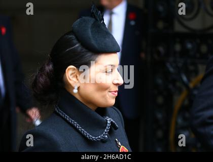 Londra, Inghilterra, Regno Unito. 14 novembre 2021. Il Segretario di Stato PRITI PATELarriva a Downing Street dopo la cerimonia domenicale della memoria a Whitehall. (Credit Image: © Tayfun Salci/ZUMA Press Wire) Foto Stock