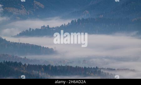 Giornata di nebbia nella Valle di Murg nella Foresta Nera settentrionale Foto Stock