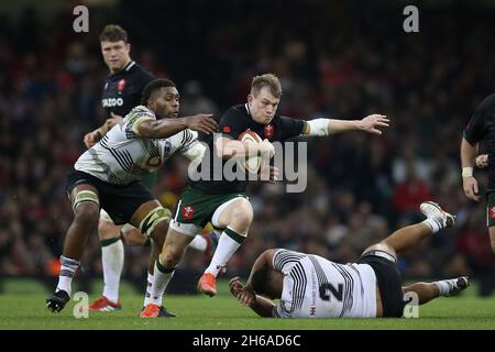 Cardiff, Regno Unito. 14 novembre 2021. Nick Tompkins del Galles fa una pausa. Rugby Autumn Nations Series Match, Wales contro Fiji al Principato Stadium di Cardiff domenica 14 novembre 2021. pic di Andrew Orchard/Andrew Orchard fotografia sportiva credito: Andrew Orchard fotografia sportiva/Alamy Live News Foto Stock