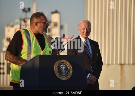 Baltimora, Stati Uniti. 10 novembre 2021. Longshoreman Tony Revels introduce il presidente Joe Biden durante una visita al porto di Baltimora, 10 novembre 2021 a Baltimora, Maryland. Credit: Joe Andrucyk/Maryland Governors Office/Alamy Live News Foto Stock