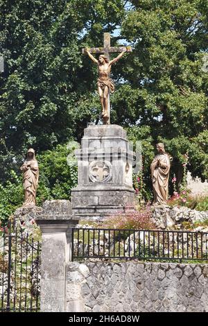 Un grande Calvario, rappresentazione scultorea della crocifissione, con Maria Maddalena e Maria Madre di Cristo in piedi su entrambi i lati della croce Foto Stock