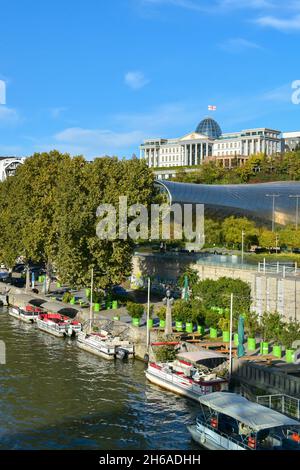 Tbilisi, Georgia - 24 ottobre 2021: Il panorama della capitale georgiana con il fiume Kura, il Palazzo Presidenziale, Tbilisi Music Theatre e Concerto Foto Stock