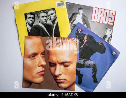 Picture Sleeves di una selezione di sette pollici vinile singoli rilasciati dalla band Bros Foto Stock