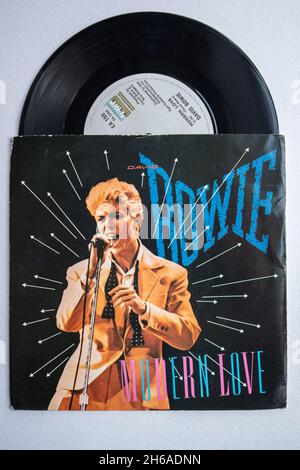 Foto copertina e vinil record della versione sette pollici di Modern Love by David Bowie, pubblicata nel 1983 Foto Stock