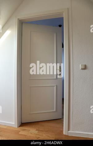 Rilocazione - spostamento a nuovo appartamento - porta al soggiorno moderno sul piano attico, vecchia casa a nuova costruzione proprietà ristrutturata Foto Stock