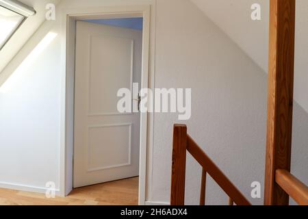 Rilocazione - spostamento a nuovo appartamento - porta al soggiorno moderno sul piano attico, vecchia casa a nuova costruzione proprietà ristrutturata Foto Stock