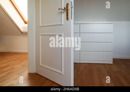 Rilocazione - spostamento a nuovo appartamento - porta al soggiorno moderno sul piano attico, vecchia casa a nuova costruzione proprietà ristrutturata Foto Stock