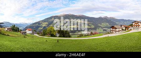 Vista sulla valle di Zillertal con tramonto sulla catena montuosa e sul comprensorio sciistico di Kaltenbach, alpi austriache in Tirolo, Austria Europa Foto Stock
