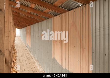 Passaggio attraverso ponteggi becausie di ristrutturazione di edifici per la sicurezza Foto Stock