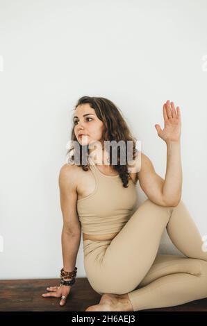 grande ritratto di una giovane ragazza su sfondo bianco che fa yoga. sano stile di vita fitness Foto Stock