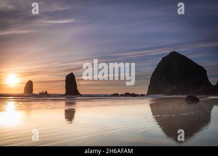 Cannon spiaggia haystack e aghi al tramonto Foto Stock