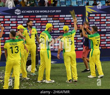 Dubai, UAE, 14, Nov 2021: ICC T20 Finals: New Zealand vs Australia: L'Australia ha vinto la Coppa del mondo T20 da 8 Wickets - durante le finali dello Stadio Internazionale di Dubai Domenica. Photo Credit : Seshadri SUKUMAR Foto Stock