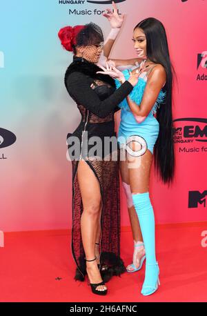 Saweetie (a sinistra) e Winnie Harlow hanno partecipato ai premi MTV EMA 2021 alla Papp Laszlo Budapest Sportarena, a Budapest, Ungheria. Data foto: Domenica 14 novembre 2021. Foto Stock