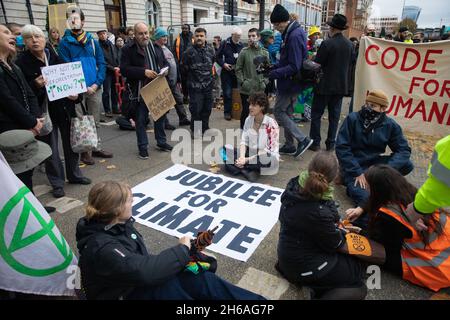 Londra, Regno Unito. 13 novembre 2021. Estinzione gli attivisti climatici della ribellione bloccano il Victoria Embankment di fronte al Lord Mayor's Show durante un aumento e Rebel marcia organizzata in coincidenza con la fine, e il fallimento anticipato, del vertice sul clima della COP26. Gli attivisti intendevano inviare un messaggio al governo del Regno Unito secondo cui le proteste per garantire un'azione urgente per affrontare l'emergenza climatica ed ecologica continueranno. Credit: Mark Kerrison/Alamy Live News Foto Stock