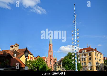 Vista sulla storica Maypole in piazza 'Wiener Platz' vicino all'Isar e al Gasteig nella città vecchia di Monaco-Haidhausen, Baviera Germania Europa Foto Stock