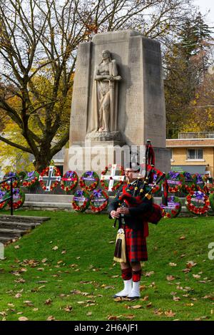 Lone piper alla cerimonia del cenotaph di Cambridge. Cambridge, Ontario, Canada. Foto Stock