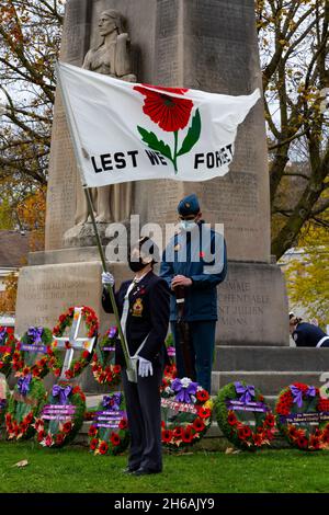 Per non dimenticare la bandiera 100 ° anniversario del ricordo papavero in Canada. Cambridge cenotaph commemorazione giorno 2021. Cambridge, Ontario, Canada. Foto Stock