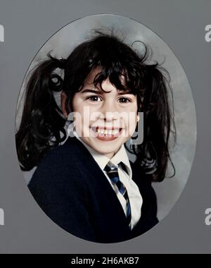 1993 c., GRAN BRETAGNA : il cantante inglese più celebrato AMY WINEHOUSE ( 1983 - 2011 ) quando era una giovane ragazza di 10 anni . Fotografo sconosciuto. - STORIA - FOTO STORICHE - personalità da giovane ragazzi - personalità quando era giovane - INFANZIA - INFANZIA - musica pop - MUSICA - cantante - BAMBINI - BAMBINA - BAMBINI - BAMBINA - INFANZIA - INFANZIA - bcodini - pony tail - sorriso - Smile - cravatta - cravatta --- ARCHIVIO GBB Foto Stock