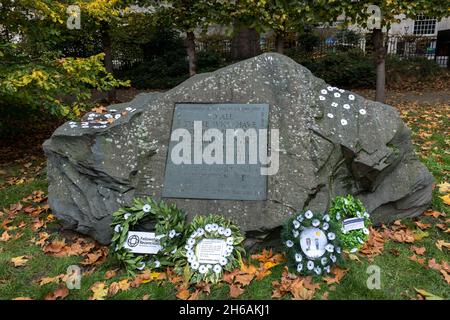 Londra, Regno Unito. 14 novembre 2021. Papaveri bianchi e ghirlande viste disposte intorno ad una roccia commemorativa. Il Servizio domenicale della memoria è una cerimonia annuale che si tiene la settimana del giorno della memoria, 11 novembre. Il pubblico generale ospita celebrazioni individuali in tutta Londra, con la posa di papaveri e ghirlande. (Foto di Belinda Jiao/SOPA Images/Sipa USA) Credit: Sipa USA/Alamy Live News Foto Stock