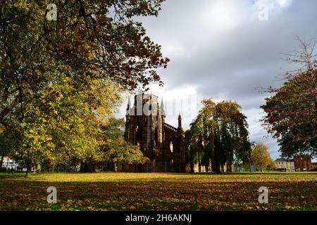 Bella autunnale, immagine a colori delle rovine dell'ex Chiesa della Santissima Trinità e cimitero, Stockton-on-Tees, Teesside, Nord Est Inghilterra, Regno Unito. Foto Stock