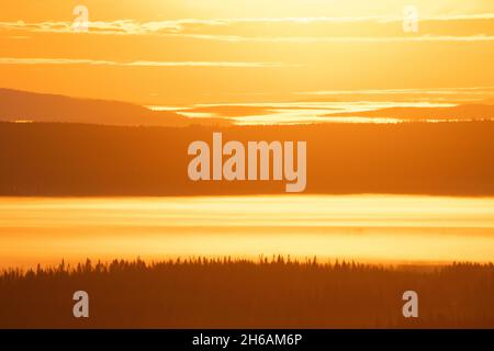 Belle campane nella nebbia durante una mattinata colorata nel nord della Finlandia vicino Kuusamo in autunno. Foto Stock