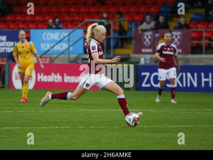 Londra, Regno Unito. 14 novembre 2021. Londra, Inghilterra, 14 novembre 2 Grace Fisk (22 West Ham Utd) in azione durante la partita fa Womens Super League tra West Ham Utd e Reading allo stadio Dagenham & Redbridge FC di Londra, Inghilterra Credit: SPP Sport Press Photo. /Alamy Live News Foto Stock