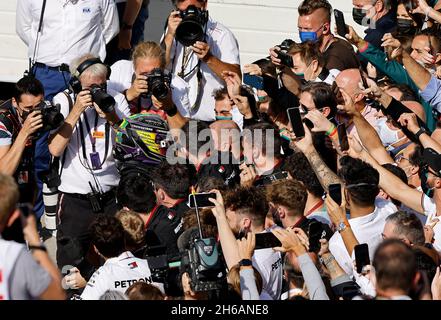 São PAULO, SP - 14.11.2021: GRANDE PRÊMIO São PAULO 2021 DE F'RMULA 1 - IL pilota DEL team MERCEDES Lewis Hamilton celebra la sua vittoria durante il Gran Premio di Formula 1 di San Paolo 2021 tenuto all'autodromo Jose Carlos Pace di Interlagos, San Paolo, SP. (Foto: Rodolfo Buhrer/la Imagem/Fotoarena) Foto Stock