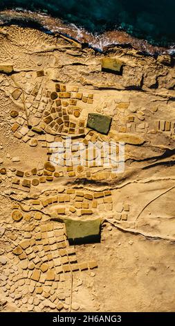 Vista aerea delle saline di Xwejni, scogliere di Xlendi sull'isola di Gozo, Malta. Incredibili creazioni naturali da calcare. Produzione tradizionale di sale marino. Mediterran Foto Stock