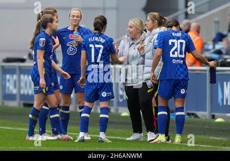 Manchester, Inghilterra, 14 novembre 2021. Emma Hayes manager di Chelsea (C) parla ai suoi giocatori durante la partita della fa WomenÕs Super League all'Academy Stadium di Manchester. Il credito d'immagine dovrebbe leggere: Andrew Yates / Sportimage Foto Stock