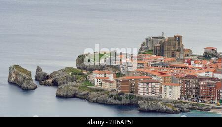 Vista panoramica di Castro Urdiales dal castello di San Antón in Allendelagua Foto Stock