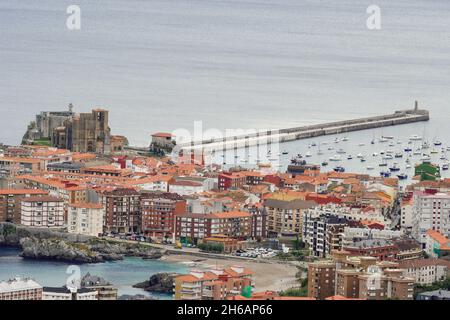 Vista panoramica di Castro Urdiales dal castello di San Antón in Allendelagua Foto Stock