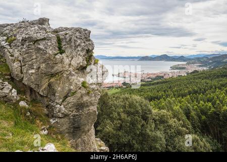 Vista panoramica di Castro Urdiales dal castello di San Antón in Allendelagua Foto Stock